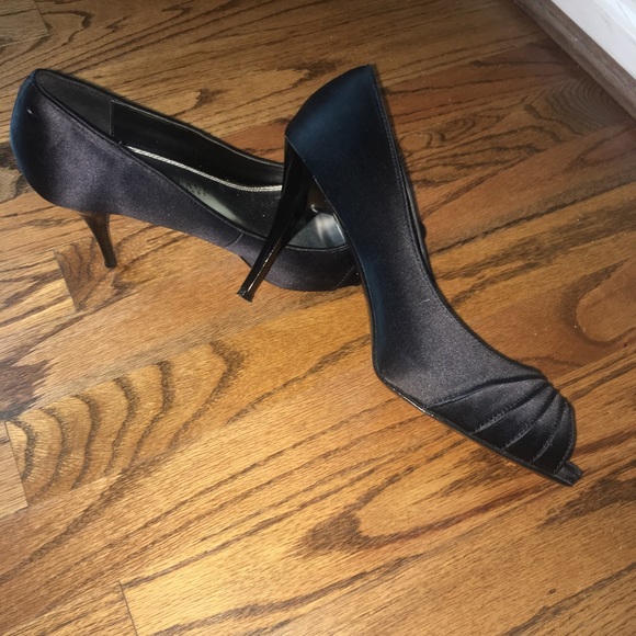 White House Black Market Black Satin Heels Sz 9.5 - Picture 4 of 5